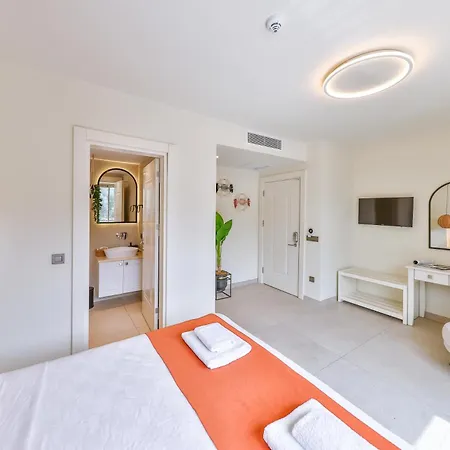 Pastel Hotel *